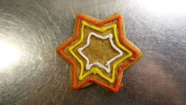 Biscoito de gengibre colorido em forma de estrela — Fotografia de Stock