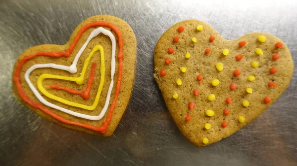 Biscuits au gingembre décorés de cœurs colorés — Photo