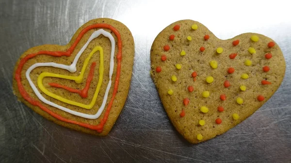 Biscuits Gingembre Décorés Cœurs Colorés Sur Une Surface Métallique — Photo