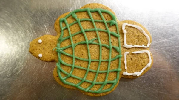 Biscoito Gengibre Forma Uma Tartaruga Colorida Uma Superfície Metal — Fotografia de Stock