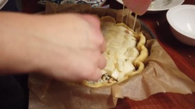 Gorgonzola peyniri, ceviz ve armutlu turta hazırlama videosu.