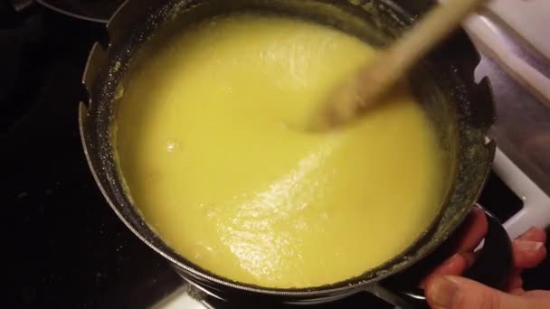 Kurzes Video Von Der Zubereitung Der Traditionellen Polenta Bei Schwacher — Stockvideo