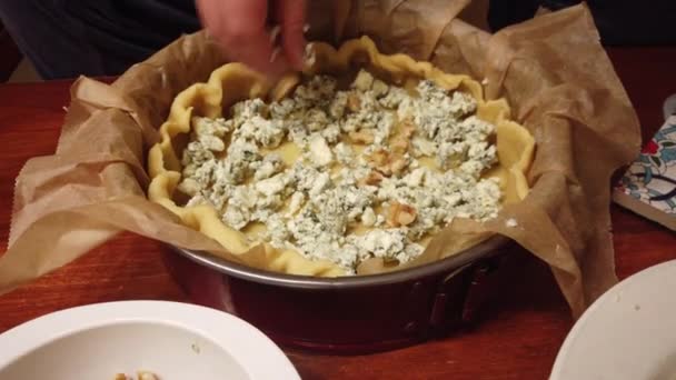 Σύντομο Βίντεο Της Παρασκευής Ενός Φλαν Gorgonzola Τυρί Καρύδια Και — Αρχείο Βίντεο