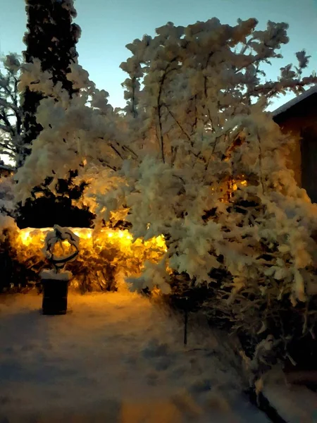 雪に覆われた庭の日時計デジタル油絵スタイルで夜の雪の後 — ストック写真