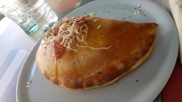 Calzone Ripieno Caldo Appena Sfornato Servito — Foto Stock