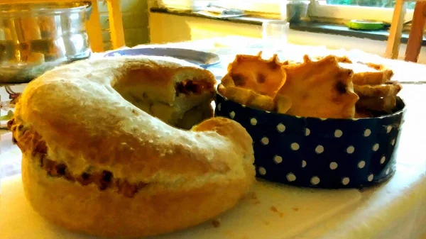 Donut Salgado Caseiro Assado Com Recheio Queijo Salame Pequenos Flans — Fotografia de Stock