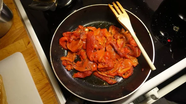 Peperoni Rossi Padella Con Aglio Olio Prezzemolo Pomodoro Peperoncino Piccante — Foto Stock