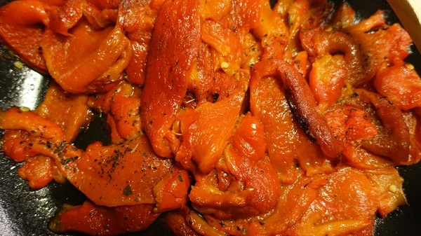 Los Pimientos Rojos Cacerola Con Ajo Aceite Perejil Poco Tomate —  Fotos de Stock