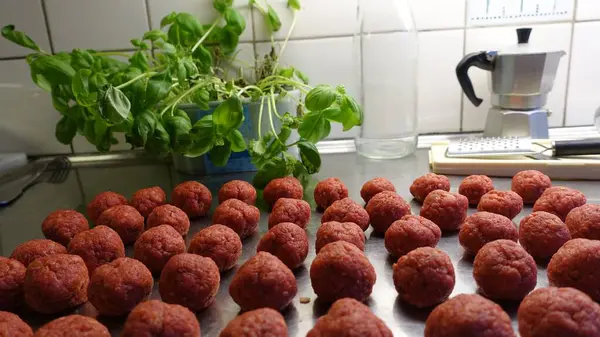 Mutfak Tezgahında Pişmeye Hazır Yapımı Köfteler — Stok fotoğraf