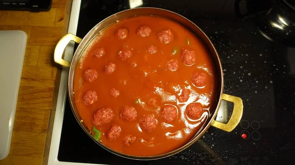 Almôndegas Caseiras Estão Lentamente Cozinhando Uma Panela Com Molho Tomate — Fotografia de Stock