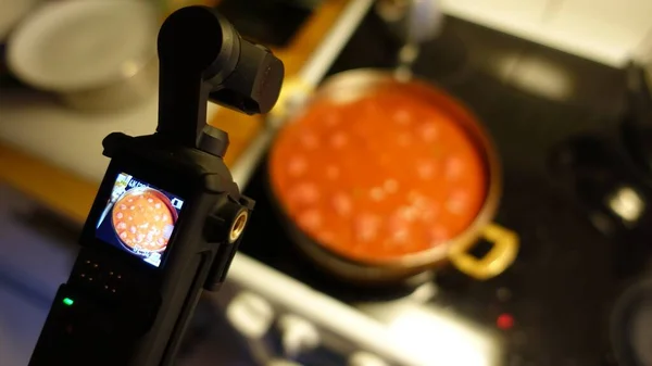 Uma Câmera Digital Está Filmando Almôndegas Caseiras Fervendo Molho Tomate — Fotografia de Stock