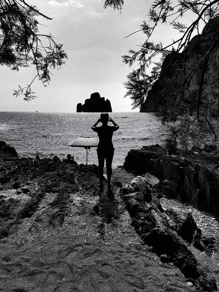 Silhouette Una Giovane Donna Che Fotografa Mare Isolotto Dalla Spiaggia — Foto Stock