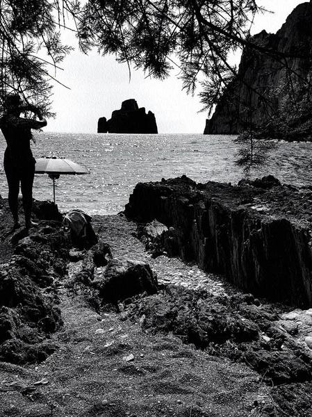 Silhouette Una Giovane Donna Che Fotografa Mare Isolotto Dalla Spiaggia — Foto Stock