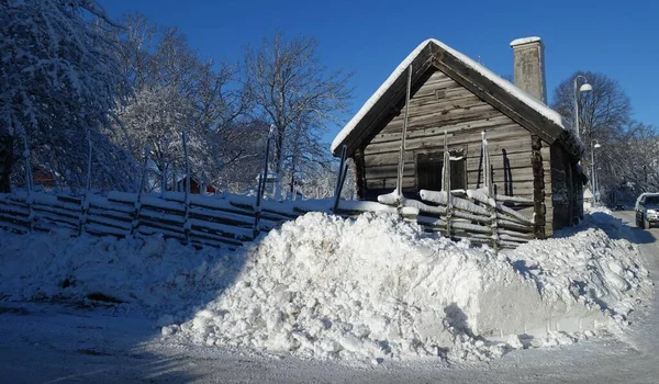 Una Vieja Casa Madera Soleado Día Invierno Escandinavia — Foto de Stock