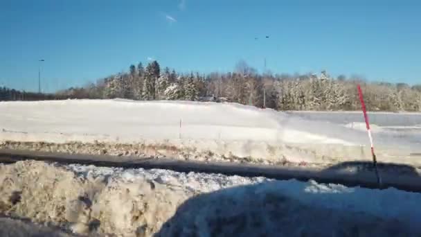 Het Scandinavische Landschap Vanuit Auto Een Winterdag Vol Zon Sneeuw — Stockvideo