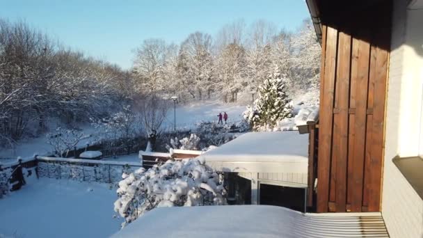 Twee Mensen Wandelen Rustig Een Zonnige Besneeuwde Winterdag Scandinavië — Stockvideo