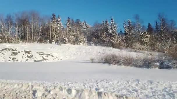 太陽と雪に満ちた冬の日の車からの北欧の風景 — ストック動画