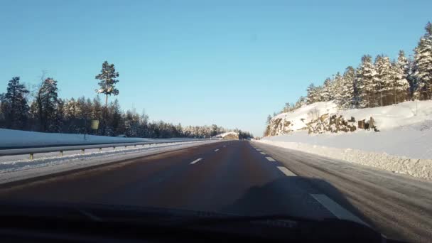 Det Skandinaviska Landskapet Från Bilen Vinterdag Full Sol Och Snö — Stockvideo