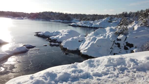 北欧の海辺の太陽と雪に満ちた冬の日 — ストック動画