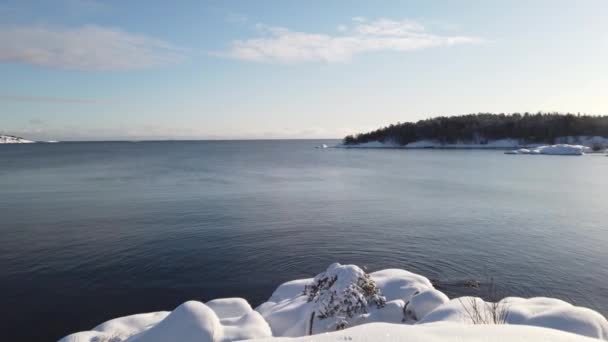 Dia Inverno Cheio Sol Neve Beira Mar Escandinava — Vídeo de Stock