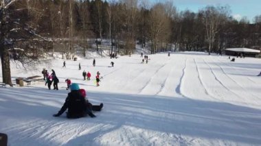 Her yaştan insan İskandinavya 'da güneşli bir sabahta kızakla kaymaktan hoşlanır.