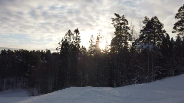 Soarele Tocmai Răsărit Cer Înnorat Deasupra Dealului Înzăpezit Din Scandinavia — Videoclip de stoc