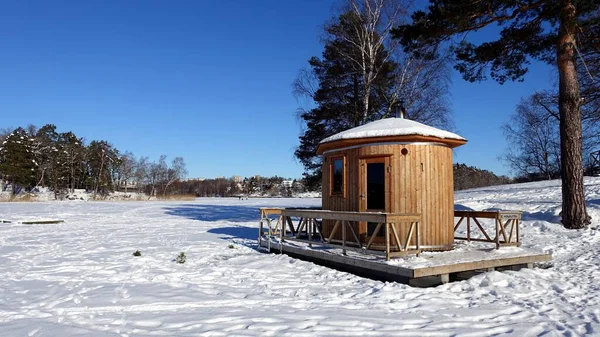 Kabina sauny jest gotowa przy zamarzniętym jeziorze. — Zdjęcie stockowe