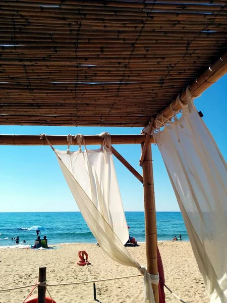 Een Stukje Strand Met Toeristen Gezien Onder Een Bladerdak Sardinië — Stockfoto