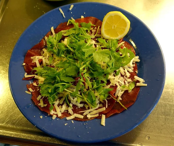 Een Carpaccio Van Bresaola Met Zout Peper Olie Arugula Parmezaanse — Stockfoto