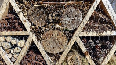 Böcek Oteli. Doğal malzemelerle dolu ahşap yapı bahar boyunca böcekleri karşılamaya hazır..