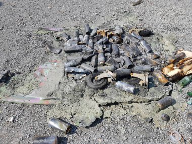 Bir sürü sprey boyalı kutu ve daha fazlası da yanmış.