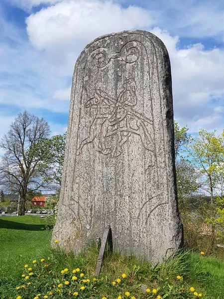 Photo of a large Scandinavian runestone engraved with a knight — Stockfoto