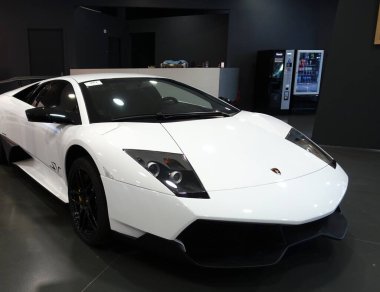 Torino, İtalya - 20 Haziran 2021: Otomobil müzesinde beyaz spor araba