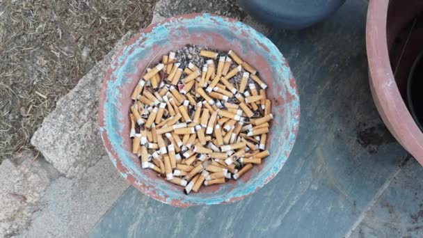 Video van een pot vol sigarettenpeuken — Stockvideo