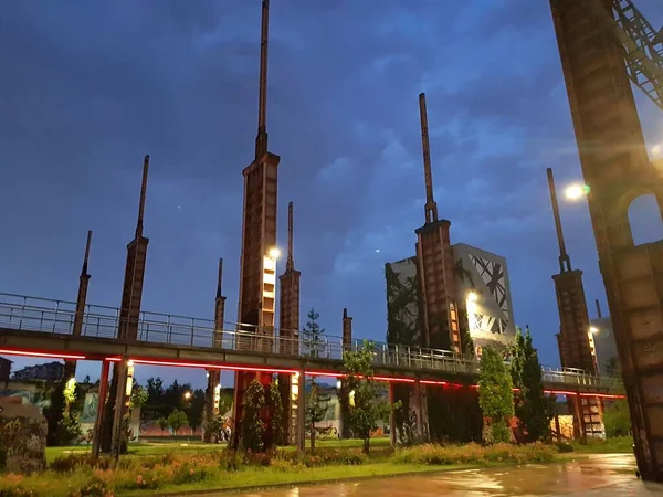 Turim, Itália - 22 de junho de 2021: Uma visão noturna de Parco Dora imediatamente fora do centro de Turim. — Fotografia de Stock