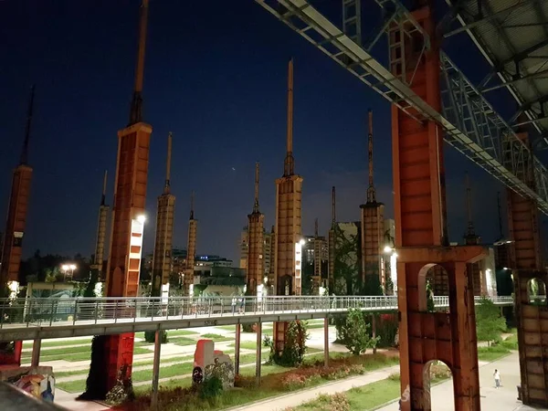 Turín, Italia - 22 de junio de 2021: Una vista nocturna del Parco Dora inmediatamente fuera del centro de Turín. —  Fotos de Stock