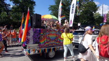 Stockholm, İsveç, 2 Ağustos 2025. Bir yaz günü Gay Onur Yürüyüşü 'ne bir göz atalım..
