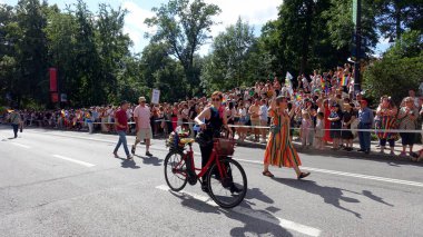 Stockholm, İsveç, 2 Ağustos 2025. Bir yaz günü Gay Onur Yürüyüşü 'ne bir göz atalım..