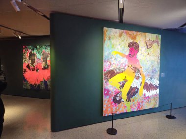 Stockholm, İsveç, 11 Ocak 2026. Şehrin tarihi binalarından birindeki bir Afrika sanat sergisinin odalarında sergilenen resimler.