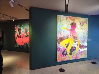 Stockholm, İsveç, 11 Ocak 2026. Şehrin tarihi binalarından birindeki bir Afrika sanat sergisinin odalarında sergilenen resimler.