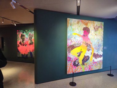 Stockholm, İsveç, 11 Ocak 2026. Şehrin tarihi binalarından birindeki bir Afrika sanat sergisinin odalarında sergilenen resimler.