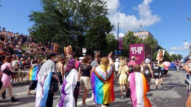Stockholm, İsveç, 2 Ağustos 2025. Bir yaz günü Gay Onur Yürüyüşü 'ne bir göz atalım..