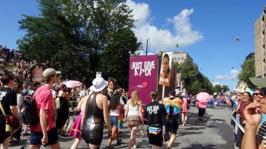 Stockholm, İsveç, 2 Ağustos 2025. Bir yaz günü Gay Onur Yürüyüşü 'ne bir göz atalım..