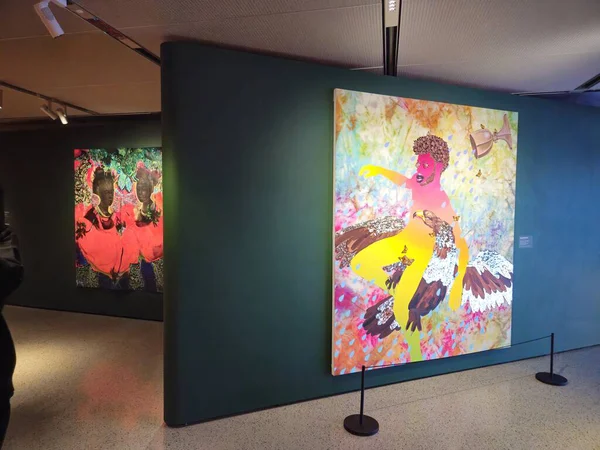 Stockholm, İsveç, 11 Ocak 2026. Şehrin tarihi binalarından birindeki bir Afrika sanat sergisinin odalarında sergilenen resimler.