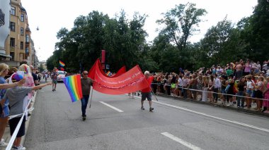 Stockholm, İsveç, 2 Ağustos 2025. Bir yaz günü Gay Onur Yürüyüşü 'ne bir göz atalım..