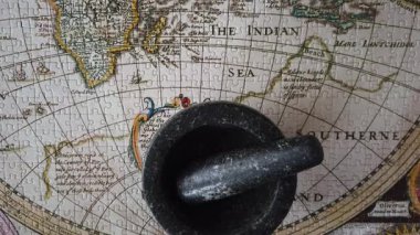 Baharat Yolu. O zamanlar bilinen dünyanın 1500 yılına dayanan ve kıtaları baharat ticareti için gösteren antik bir haritası..