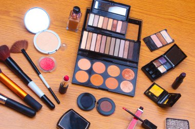 Makyaj paletleri ve kozmetik profesyonel Brushe