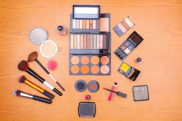 Paletas de maquiagem e escova profissional de cosméticos — Fotografia de Stock