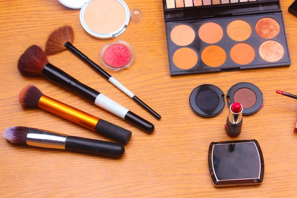 Paletas de maquiagem e escova profissional de cosméticos — Fotografia de Stock