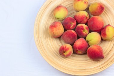 Ahşap kase karışık meyve